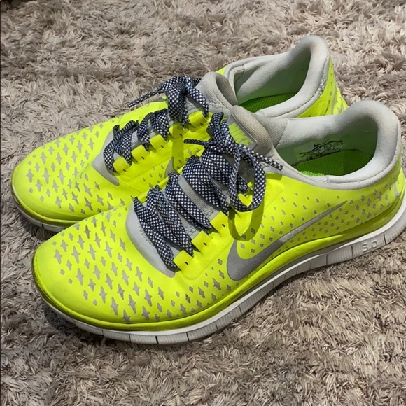 nike parrot green shoes